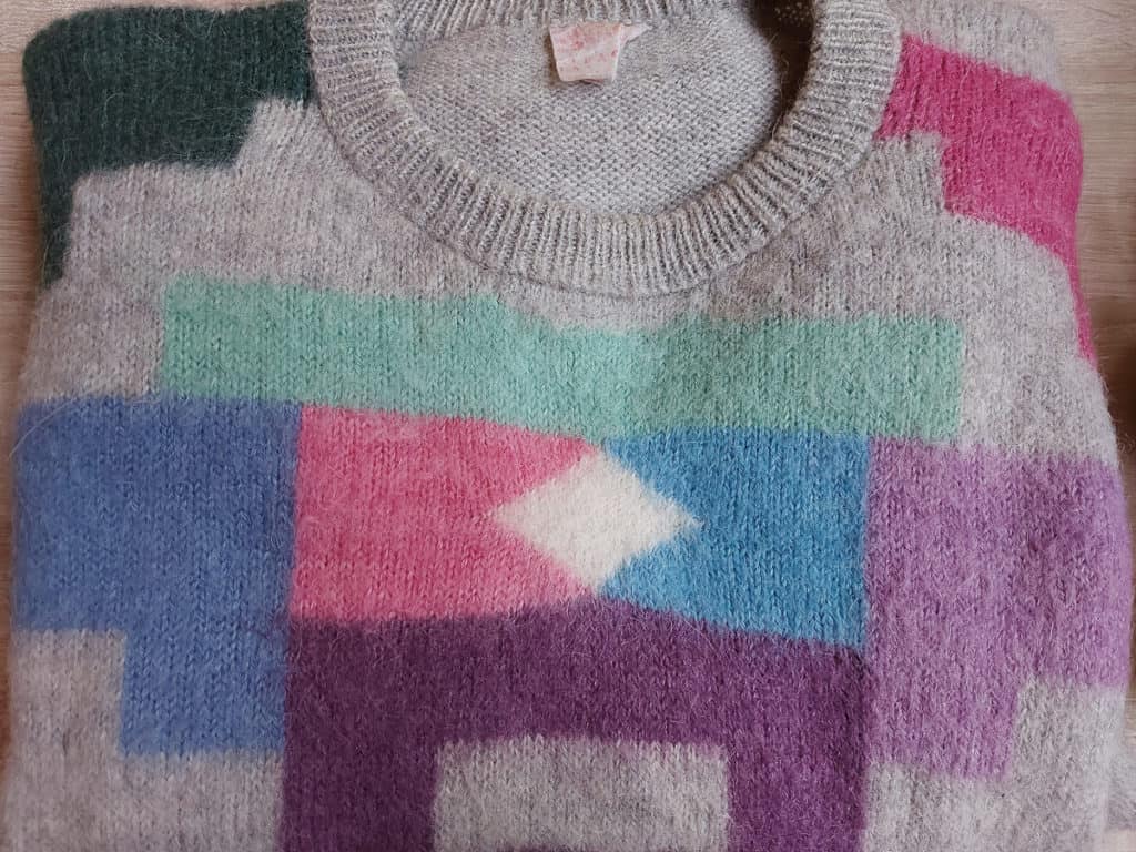 Alpaca woolen sweater with different colors. The picture shows how the fiber had started felting in one specific part in the middle: that part is fine alpaca wool, while the rest is a coarse fiber. 